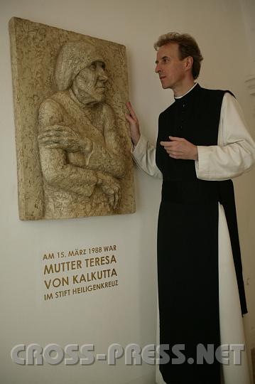 2008.10.22_14.46.39.JPG - Frater Raphael im "Gesprch" mit "seiner" Mutter Teresa.  ;)
