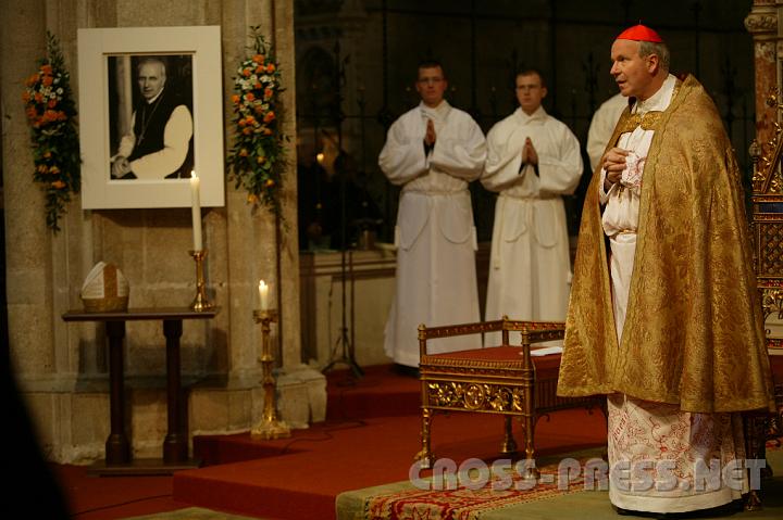 2008.11.15_19.07.55.JPG - Kardinar Christoph Schnborn bei der Erffnung des Seligsprechungsprozesses von Abt Karl Braunstorfer vor dessen Bild