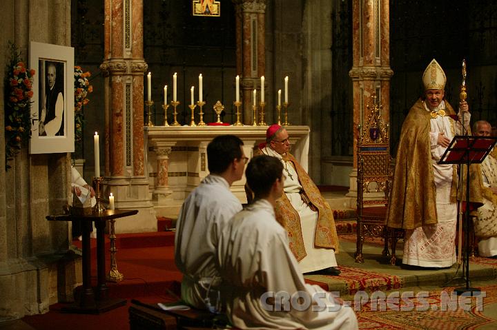 2008.11.15_19.34.14.JPG - Kardinal Schnborn whrend seiner Predigt ber Abt Braunstorfer