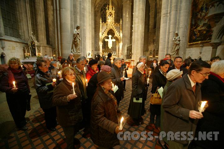 2008.11.15_20.12.54.JPG - Feierliche Prozession zum Grab von Abt Karl Braunsdorfer.