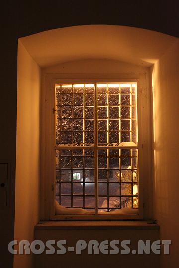 2009.02.18_17.56.23.JPG - Vor den Klostermauern tobt ein Schneesturm.