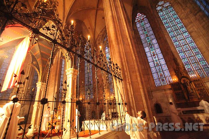 2009.04.09_19.45.20.jpg - Nach der Grndonnerstag-Liturgie wird die Kirche ihres Schmuckes entblt.