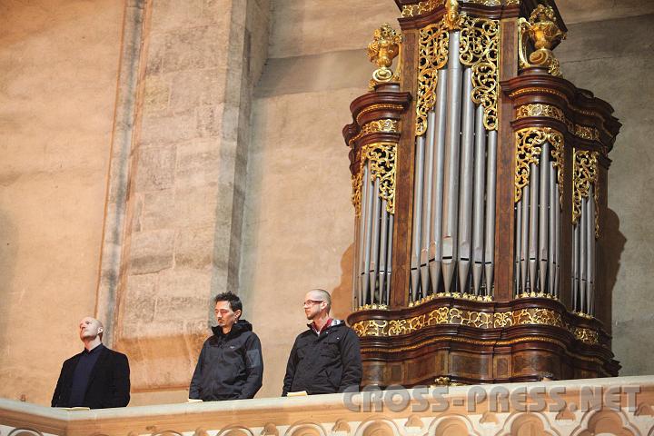 2009.04.11_22.29.32.jpg - Eine "Delegation" der "Jesus Freaks"  aus Deutschland kam zum sterlichen liturgischen Fest und "besetzte" die Orgelempore.