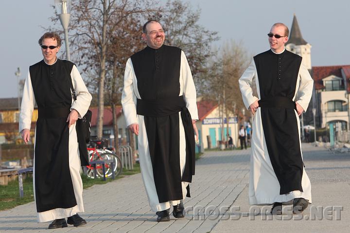 2009.04.06_17.21.35.jpg - Ein Spaziergang mit Pfarrer P.Maurus.