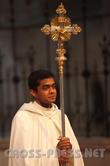 2009.08.14_16.10.27.jpg - Der Kreuztrger Novize Fr.Benedikt kommt aus Sri Lanka.