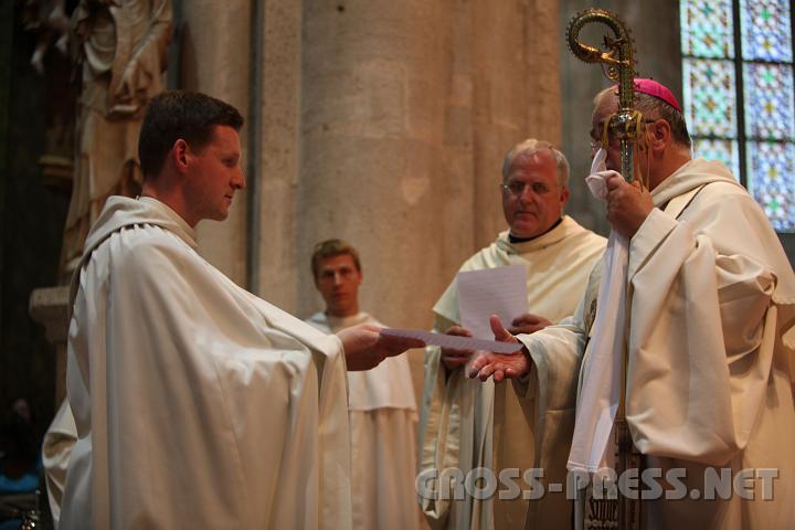 2009.08.14_16.52.24.jpg - Frater Leopld bergibt seine Gelbde an Abt Gregor.