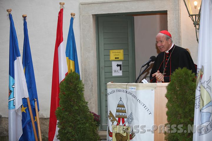 2009.10.10_17.42.36.jpg - Auf sehr freundliche und vterliche Weise drckte der ITI Grokanzler Kardinal Schnborn seine Verbundenheit aus.