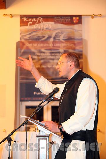 2009.11.20_17.41.28.jpg - So wie hier bei seiner Sympsion-Rede, lehrt Rektor Prof.Dr.Karl Wallner an der Hochschule mit der Kraft des Logos.  :)