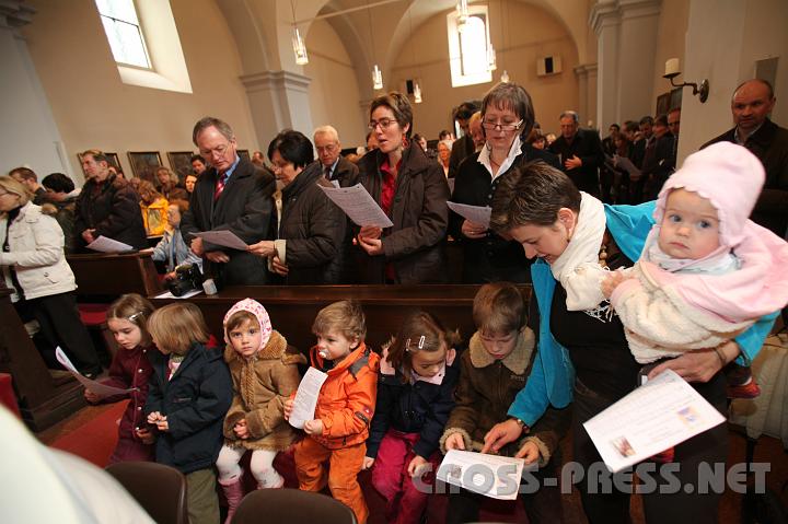 2010.02.28_10.49.09.jpg - Zum Festgottesdienst in der Pfarrkirche Heiligenstadt kamen viele Schnstatt-Familien mit ihren Kindern.