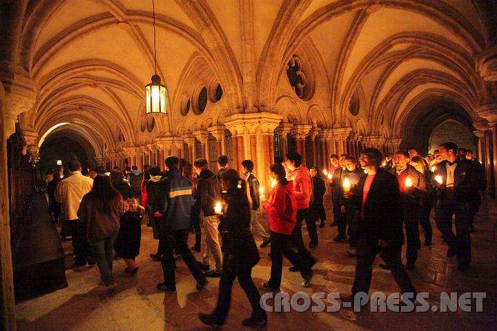 2010.04.09_19.43.15.jpg - Lichter der Kerzen und jugendliche Gesnge erfllen den mittelalterlichen Kreuzgang des Stiftes.