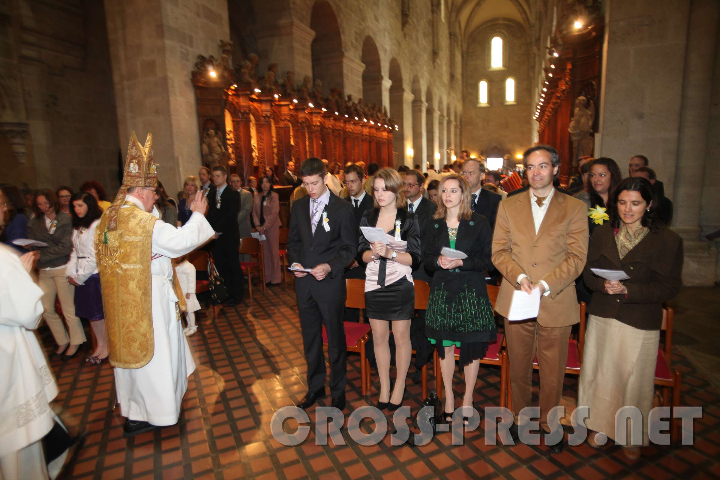 2010.05.13_11.10.48.jpg - Abt Gregor segnete die Firmlinge beim feierlichen Auszug aus der Stiftskirche.