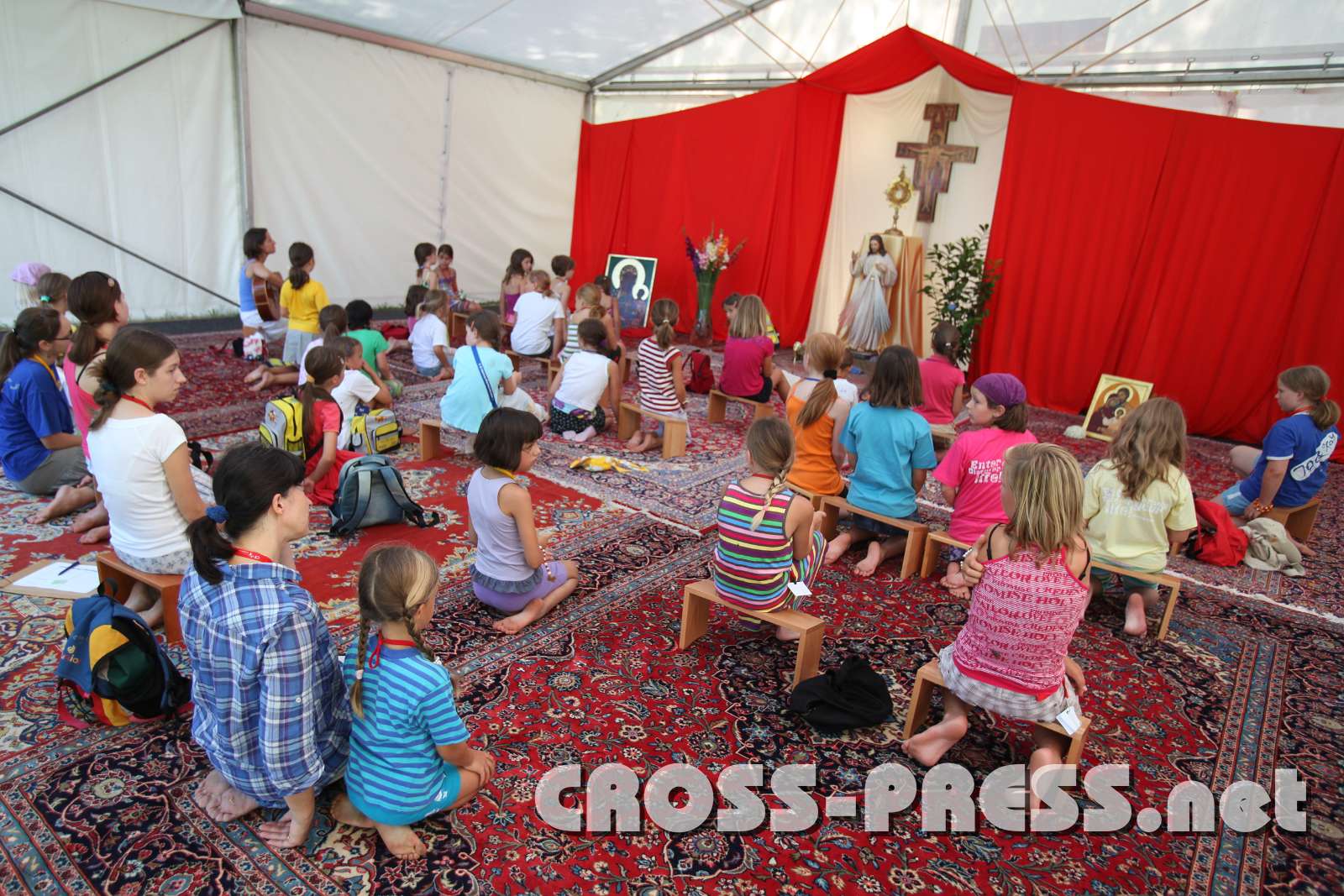 2010.07.23_09.44.48.jpg - Im Anbetungszelt wurden die Kindern auf  das Sakrament der Vershnung vorbereitet und sangen Lobpreis, whrend sich die "Mutigen" -und das waren sie fast alle- trauten, zu einem Beichtvater zu gehen.