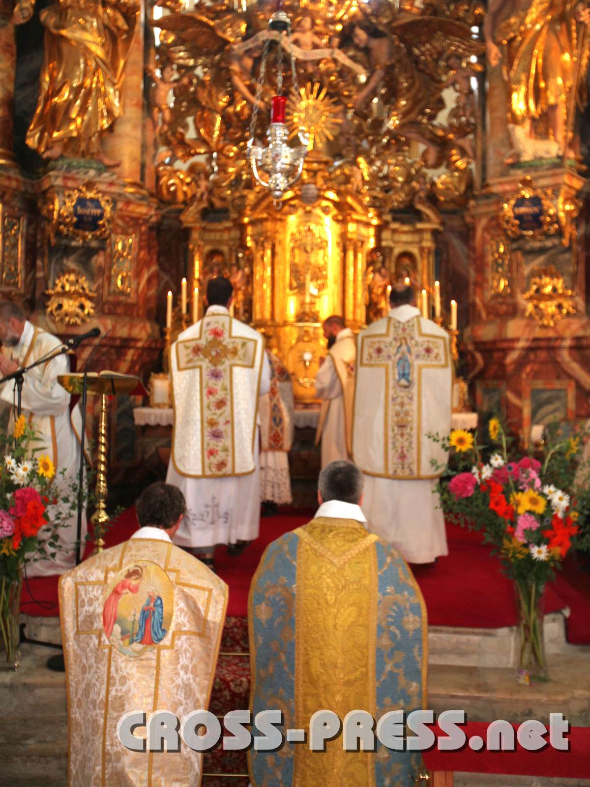 2010.07.24_11.32.12.jpg - Viele Priester zelebrieren die Messe am Samstag in der wunderschnen Wallfahrtskirche Pllauberg.