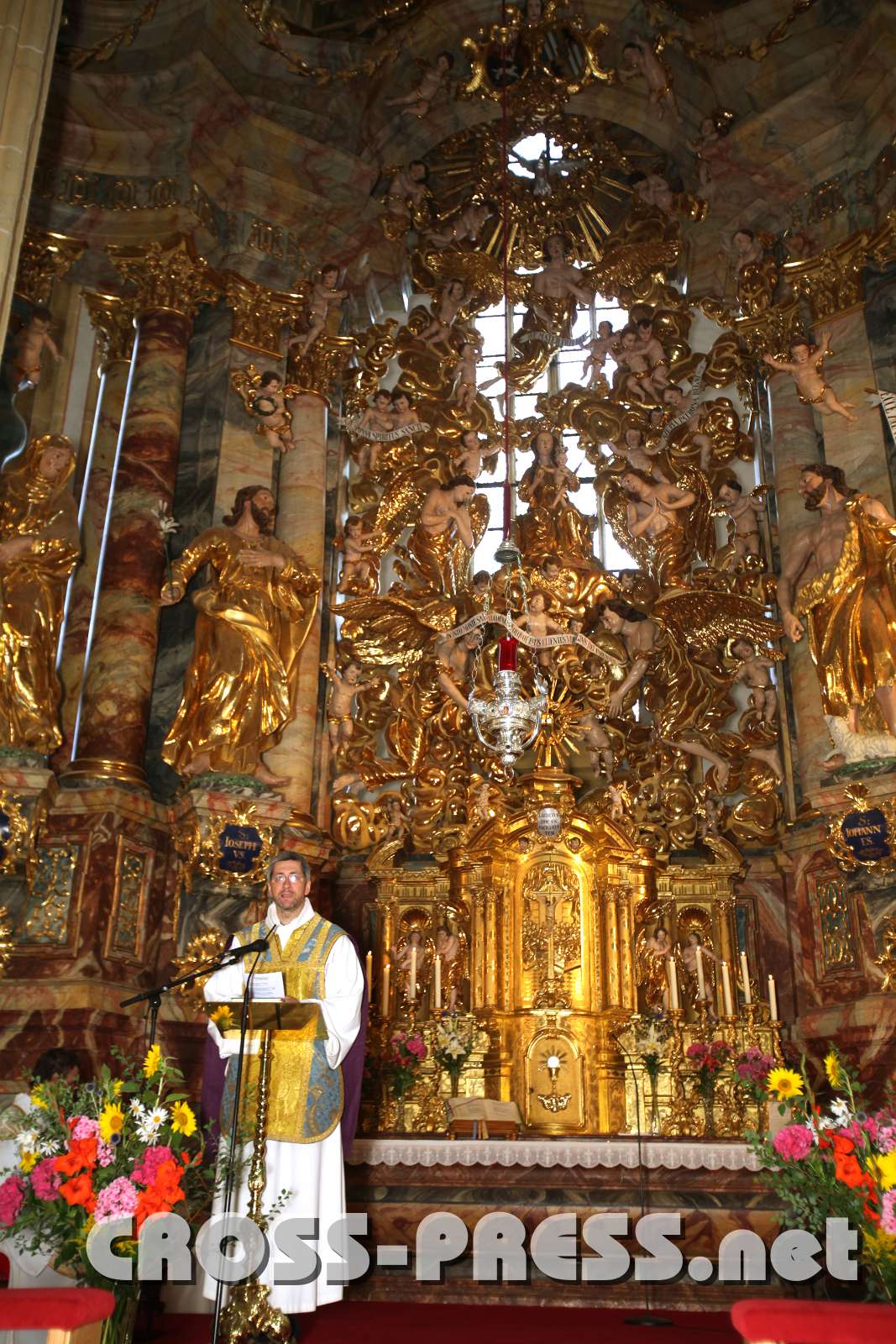 2010.07.24_12.20.14.jpg - P.Andreas Schtzle hielt die Predigt vor dem monumentalen Hauptaltar in der Wallfahrtskirche am Pllauberg.