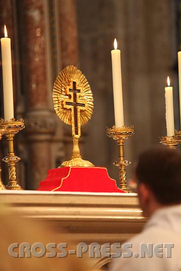 2010.08.15_15.53.10.jpg - Die Kreuzreliquie ist immer "Zeuge" bei wichtigen Festen im Stift Heiligenkreuz.