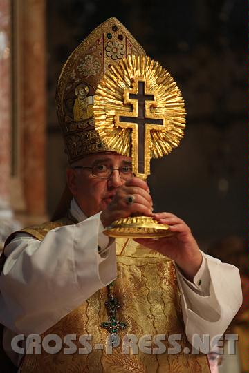 2010.08.15_17.19.25.jpg - Zum Abschluss gab Abt Donnersmarck allen Anwesenden den Segen mit der Kreuz-Reliquie.