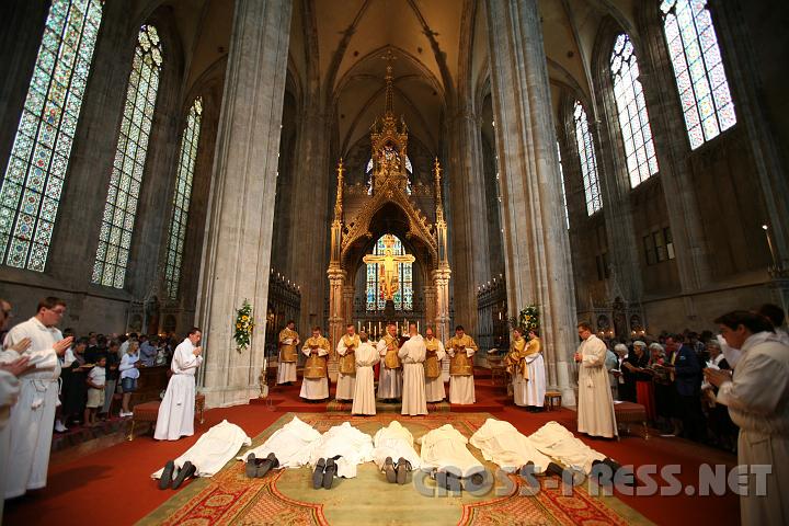 2010.08.15_16.15.43.jpg - Feierliche Profess der sieben Ordensbrder in der volbesetzten Stiftskirche.