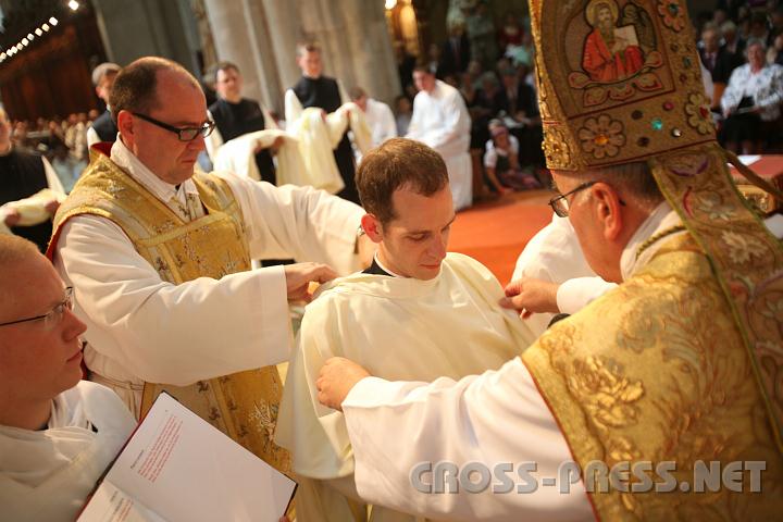 2010.08.15_16.23.04.jpg - Abt Gregor Henckel Donnersmarck  und Prior Simeon Wester kleiden die "Neugelobten" ein.