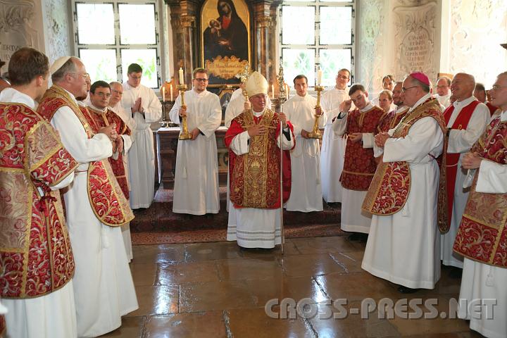 2010.08.16_17.12.54.jpg - Im Sakristei gab es Dank- und Lobesworte seitens neuen Diakonen, Abt Gregor Donnersmarck und den Weihbischof Lackner.