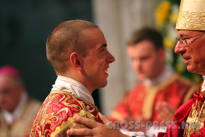 2010.08.16_16.21.02.jpg - Weihbischof Franz Lackner gratuliert P.Edmund Waldstein zu seiner Diakonsweihe.