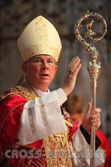 2010.08.16_17.03.14.jpg - Wehbischof Dr. Franz Lackner segnet die neuen Diakone und alle Anwesenden.