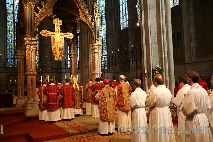 2010.08.16_17.06.37.jpg - Beim Schlusslied wendet sich die liturgische Festgemeinde zum Altar, die Diakone sind ganz vorn.