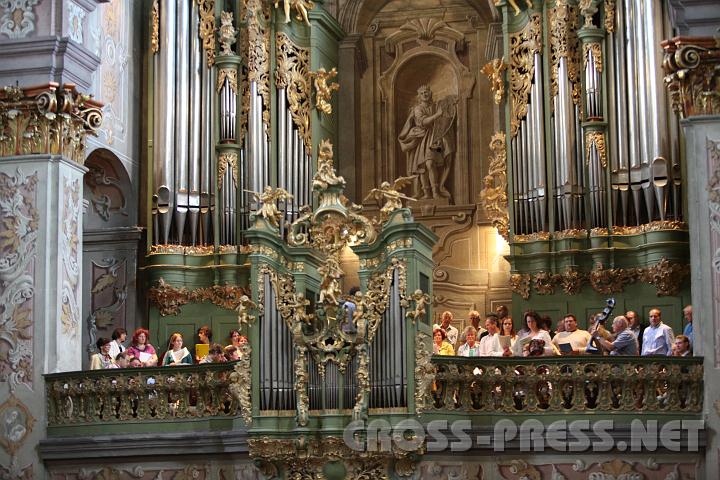 2010.08.28_18.32.39.jpg - Organist Johannes Zimmerl spielte die "Orgelsolo-Messe" von W.A. Mozart. Im Bild: der Motenttenchor Herzogenburg unter der Leitung von Otto Schandl.
