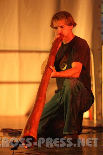 2010.08.27_20.40.16.jpg - Auch Willi, der Stiftsgrtner, spielt sehr gut auf dem Didgeridoo.