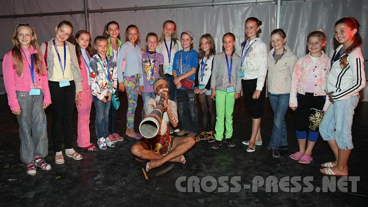 2010.08.27_20.50.05.jpg - Kinder der Ballettschule Bobruisk aus Weirussland mit Dhinawan aus Australien.