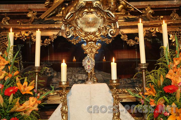 2010.08.27_19.16.29.jpg - Die Reliquie des hl.Augustinus auf seinem Altar.