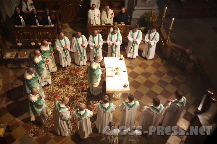 2010.08.28_19.33.41.jpg - Pontifikalmesse zu Ehren des hl. Augustinus mit Propst Maximilian Frnsinn und Abt Columban Luser (Gttweig).