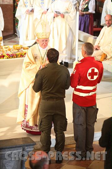 2010.09.12_12.37.00.jpg - Vertreter von Militr und dem Roten Kreuz bringen eine Kerze fr den Altar.