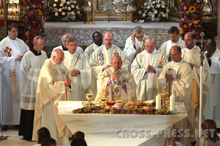 2010.09.12_13.00.43.jpg - Nach der Weihe wurde der Altar seiner Bestimmung bergeben und das erste eucharistische Opfer dargebracht.