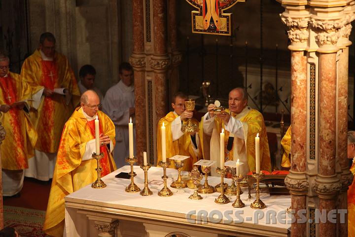 2010.11.15_20.12.19.jpg - Am Altar die Konzelebranten Kardinal Schnborn, Bischof Kapellari und Diakon P.Damian.
