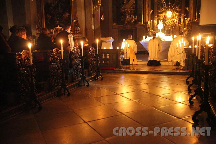 2010.12.07_22.14.54.jpg - In der Kirche leuchten Marienstatue, eucharisticher Jesus, die Kerzen, und vielleicht auch die Herzen der Jugendlichen.  :)