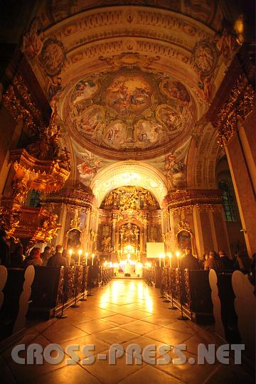 2010.12.07_22.20.55.jpg - Der prchtige Schmuck der krzlich restaurierten Basilika kommt bei Kerzenlicht noch mehr zum Ausdruck.