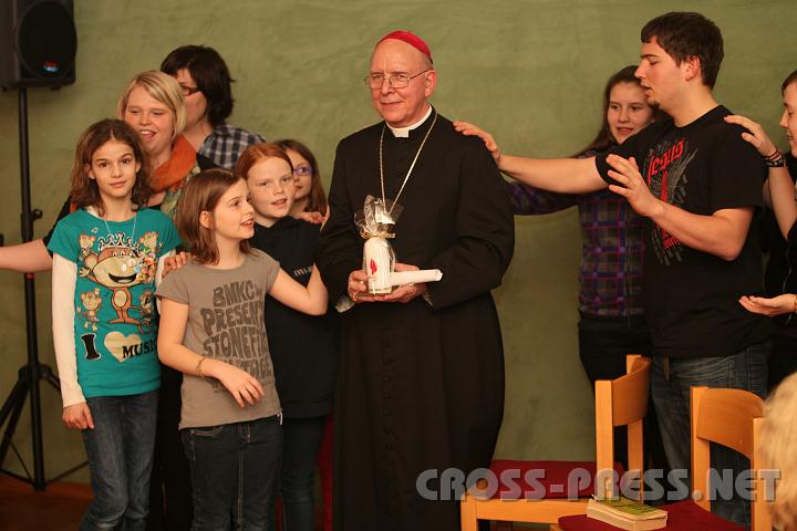 2011.02.19_21.04.14.jpg - Junge Lorettos als "eingefleischte" Charismatiker ließen es sich nicht nehmen, für ihren Bischof zu beten und ihm die Hände aufzulegen.  :)