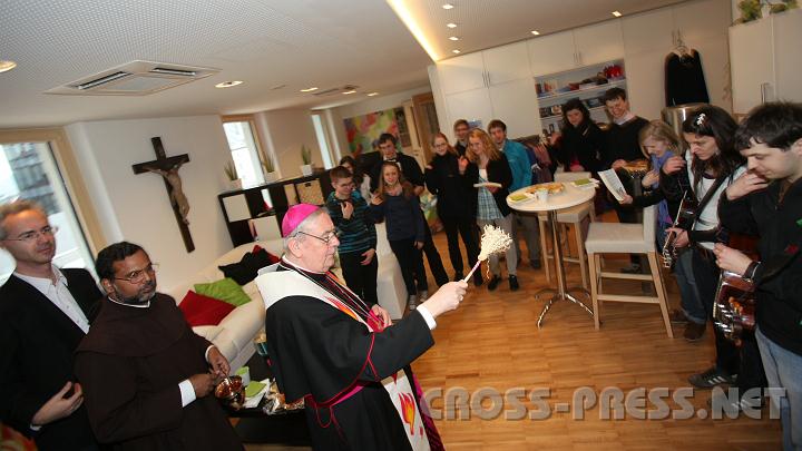2011.03.19_12.03.19.jpg - Bischof Ludwig Schwarz segnet den Aufenthaltsraum und die Mitfeiernden im neuen geistlichen Zentrum der Lorettogemeinschaft.
