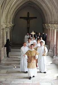 Feierliche Benediktion des Abtes Maximilian Heim Zur Kirche ging es in einer langen Prozession durch den Kreuzgang des Stiftes.