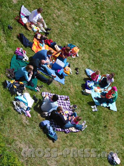 2011.05.07_12.22.22.jpg - Picknick auf der Wiese.  Heuer ist der Boden für die Jahreszeit außergewöhnlich trocken.