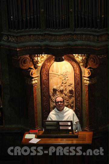 2011.06.02_10.37.59.jpg - Prior P.Simeon Wester begeleitete die Zeremonie an der Orgel.