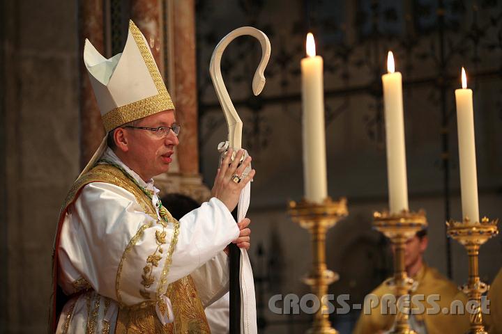 2011.06.02_10.53.43_01.jpg - Abt Maximilian Heim segnet Firmlinge und Anwesende am Ende des Gottesdienstes.