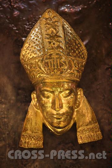 2011.06.03_20.23.53.jpg - Totenmaske des seeligen Kardinals Stepinac, an wessen Grab der Papst am Sonntag beten wird.