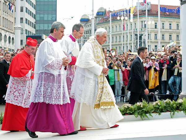 Papst Benedikt XVI in Kroatien 2011 - Vigil mit Jugendlichen Flott schreitet der betagte Papst auf die Bühne. :)