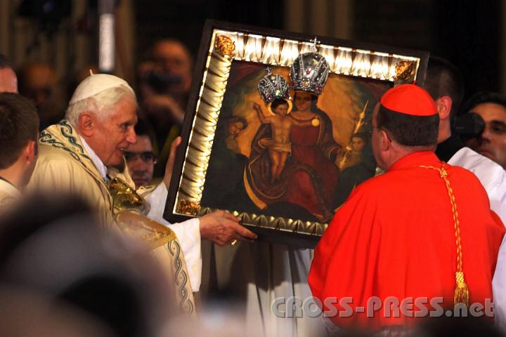 2011.06.05_16.21.09.jpg - Papst nimmt eine Nachbildung der berühmtesten Ikone von Zagreb, "Majka Bozja od Kamenitih Vrata" als Geschenk an.
