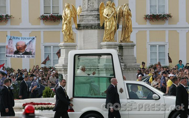2011.06.05_16.59.24.jpg - Der Papst bei seiner Ankunft vor dem Agramer Dom, wo er sich mit Geistlichen trifft und am Grab von Stepinaz beten wird.