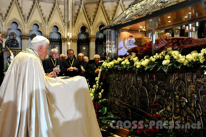 2011.06.05_18.33.01.jpg - Papst betet am Grab des seligen Märtyrers Kardinal Alojzije Stepinac.