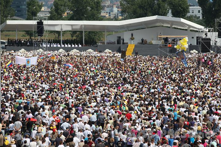 2011.06.05_09.50.43.jpg - Für die Papstmesse wurde eine sehr schlichte Bühne aufgebaut.