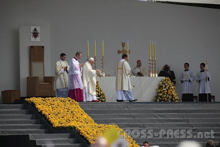 2011.06.05_10.14.19.jpg - Der Papst weiht den Altar mit Weihrauch.