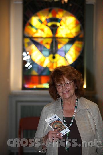 2011.06.19_13.49.21.jpg - Frau Anna-Maria Bauer beitreute die Karl Steiner Ausstellung in der Aula des Stiftes.